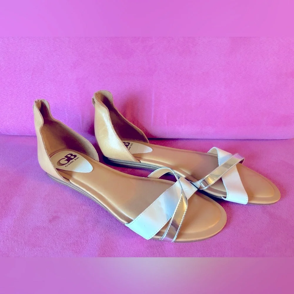 Gianni Bini On Point Flat Leather Sandals White Silver Tan Size 9.5